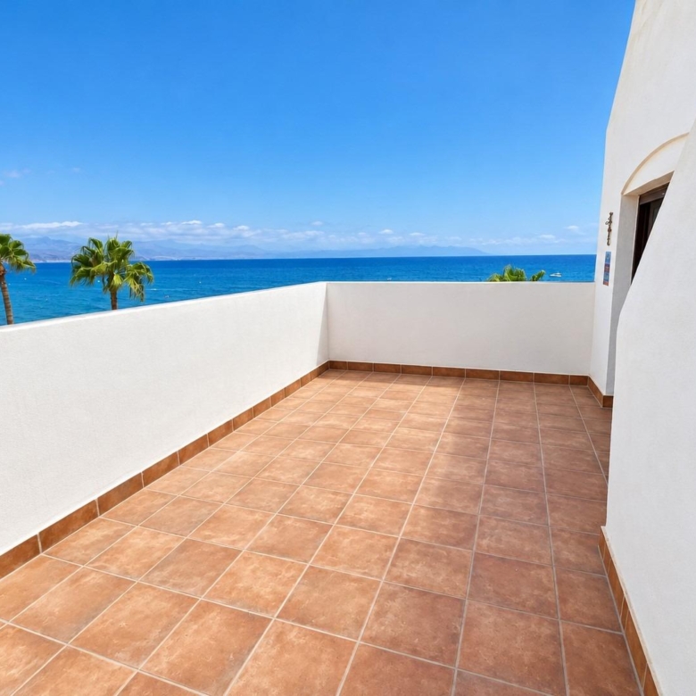 ÁTICO EN PRIMERA LÍNEA DE PLAYA CON GRAN TERRAZA Y VISTAS FRONTALES AL MEDITERRÁNEO